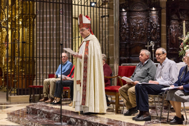 El arzobispo Florencio Roselló dirigió la oración en la catedral de Pamplona en honor a San Francisco de Asís en el 800 aniversario de su muerte