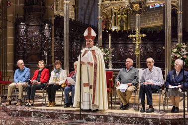 El arzobispo Florencio Roselló dirigió la oración en la catedral de Pamplona en honor a San Francisco de Asís en el 800 aniversario de su muerte