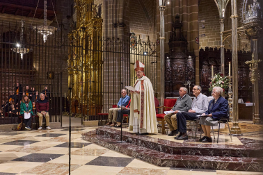 El arzobispo Florencio Roselló dirigió la oración en la catedral de Pamplona en honor a San Francisco de Asís en el 800 aniversario de su muerte