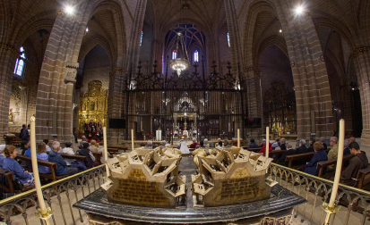 El arzobispo Florencio Roselló dirigió la oración en la catedral de Pamplona en honor a San Francisco de Asís en el 800 aniversario de su muerte