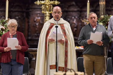El arzobispo Florencio Roselló dirigió la oración en la catedral de Pamplona en honor a San Francisco de Asís en el 800 aniversario de su muerte
