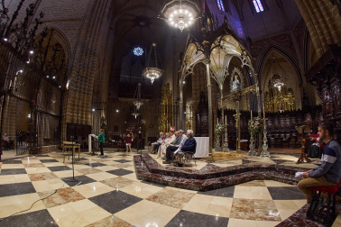 El arzobispo Florencio Roselló dirigió la oración en la catedral de Pamplona en honor a San Francisco de Asís en el 800 aniversario de su muerte