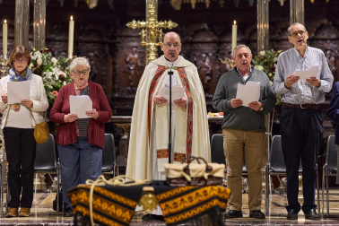 El arzobispo Florencio Roselló dirigió la oración en la catedral de Pamplona en honor a San Francisco de Asís en el 800 aniversario de su muerte