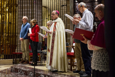 El arzobispo Florencio Roselló dirigió la oración en la catedral de Pamplona en honor a San Francisco de Asís en el 800 aniversario de su muerte