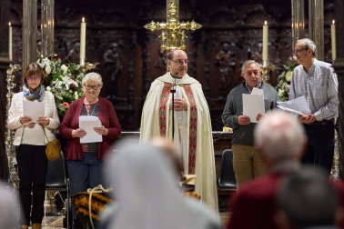 El arzobispo Florencio Roselló dirigió la oración en la catedral de Pamplona en honor a San Francisco de Asís en el 800 aniversario de su muerte