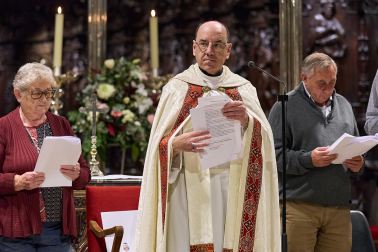 El arzobispo Florencio Roselló dirigió la oración en la catedral de Pamplona en honor a San Francisco de Asís en el 800 aniversario de su muerte