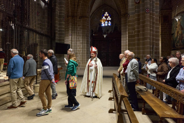 El arzobispo Florencio Roselló dirigió la oración en la catedral de Pamplona en honor a San Francisco de Asís en el 800 aniversario de su muerte