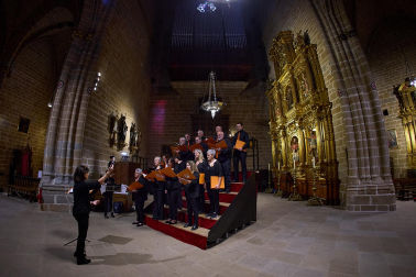 El arzobispo Florencio Roselló dirigió la oración en la catedral de Pamplona en honor a San Francisco de Asís en el 800 aniversario de su muerte