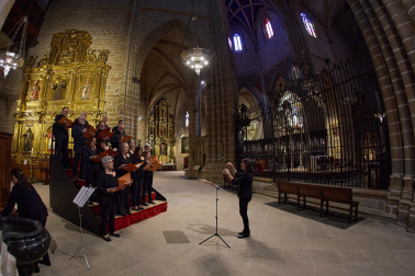 El arzobispo Florencio Roselló dirigió la oración en la catedral de Pamplona en honor a San Francisco de Asís en el 800 aniversario de su muerte