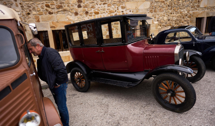 A: MIGUEL OSES F: 10-10-2026 P: L: PAMPLONA T: CONCENTRACION DE COCHES CLASICOS EN BAKAIKU