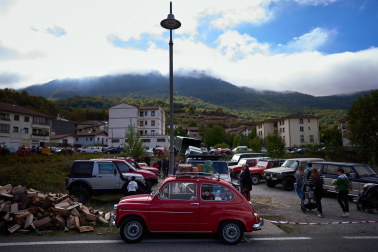 A: MIGUEL OSES F: 10-10-2026 P: L: PAMPLONA T: CONCENTRACION DE COCHES CLASICOS EN BAKAIKU