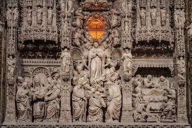 El retablo del altar mayo de la basílica del Pilar. En el centro, el óculo eucarístico