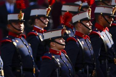 Los Reyes don Felipe y doña Letizia presidieron este lunes 12 de octubre el acto con motivo de la Fiesta Nacional en el que participaron 4.400 militares en el centro de la capital.