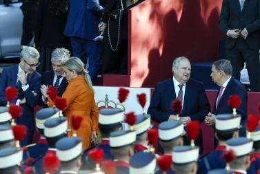 Los Reyes don Felipe y doña Letizia presidieron este lunes 12 de octubre el acto con motivo de la Fiesta Nacional en el que participaron 4.400 militares en el centro de la capital.