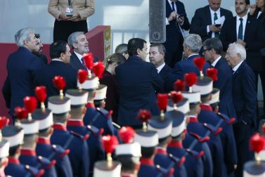 Los Reyes don Felipe y doña Letizia presidieron este lunes 12 de octubre el acto con motivo de la Fiesta Nacional en el que participaron 4.400 militares en el centro de la capital.