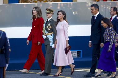 Los Reyes don Felipe y doña Letizia presidieron este lunes 12 de octubre el acto con motivo de la Fiesta Nacional en el que participaron 4.400 militares en el centro de la capital.