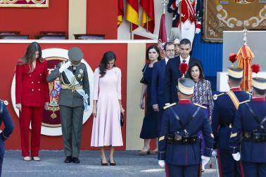 Los Reyes don Felipe y doña Letizia presidieron este lunes 12 de octubre el acto con motivo de la Fiesta Nacional en el que participaron 4.400 militares en el centro de la capital.
