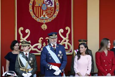 Los Reyes don Felipe y doña Letizia presidieron este lunes 12 de octubre el acto con motivo de la Fiesta Nacional en el que participaron 4.400 militares en el centro de la capital.