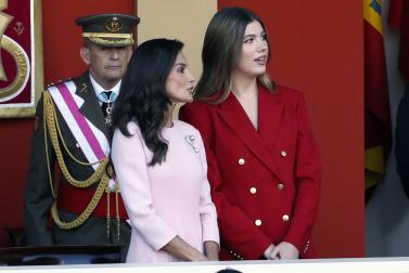 Los Reyes don Felipe y doña Letizia presidieron este lunes 12 de octubre el acto con motivo de la Fiesta Nacional en el que participaron 4.400 militares en el centro de la capital.