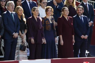 Los Reyes don Felipe y doña Letizia presidieron este lunes 12 de octubre el acto con motivo de la Fiesta Nacional en el que participaron 4.400 militares en el centro de la capital.