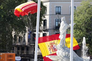 Los Reyes don Felipe y doña Letizia presidieron este lunes 12 de octubre el acto con motivo de la Fiesta Nacional en el que participaron 4.400 militares en el centro de la capital.