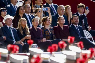 Los Reyes don Felipe y doña Letizia presidieron este lunes 12 de octubre el acto con motivo de la Fiesta Nacional en el que participaron 4.400 militares en el centro de la capital.