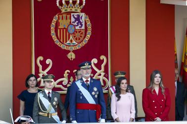Los Reyes don Felipe y doña Letizia presidieron este lunes 12 de octubre el acto con motivo de la Fiesta Nacional en el que participaron 4.400 militares en el centro de la capital.