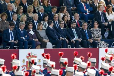 Los Reyes don Felipe y doña Letizia presidieron este lunes 12 de octubre el acto con motivo de la Fiesta Nacional en el que participaron 4.400 militares en el centro de la capital.