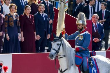 Los Reyes don Felipe y doña Letizia presidieron este lunes 12 de octubre el acto con motivo de la Fiesta Nacional en el que participaron 4.400 militares en el centro de la capital.