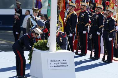 Los Reyes don Felipe y doña Letizia presidieron este lunes 12 de octubre el acto con motivo de la Fiesta Nacional en el que participaron 4.400 militares en el centro de la capital.