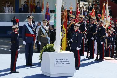 Los Reyes don Felipe y doña Letizia presidieron este lunes 12 de octubre el acto con motivo de la Fiesta Nacional en el que participaron 4.400 militares en el centro de la capital.