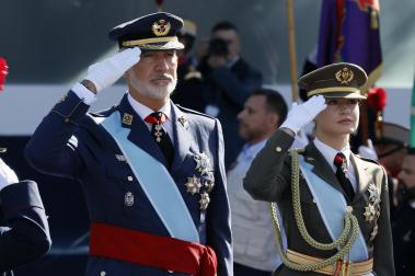 Los Reyes don Felipe y doña Letizia presidieron este lunes 12 de octubre el acto con motivo de la Fiesta Nacional en el que participaron 4.400 militares en el centro de la capital.