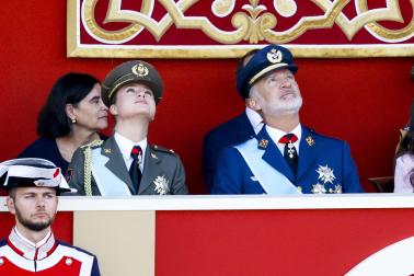 Los Reyes don Felipe y doña Letizia presidieron este lunes 12 de octubre el acto con motivo de la Fiesta Nacional en el que participaron 4.400 militares en el centro de la capital.