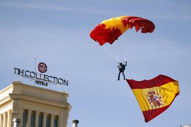 Los Reyes don Felipe y doña Letizia presidieron este lunes 12 de octubre el acto con motivo de la Fiesta Nacional en el que participaron 4.400 militares en el centro de la capital.