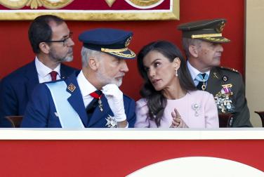 Los Reyes don Felipe y doña Letizia presidieron este lunes 12 de octubre el acto con motivo de la Fiesta Nacional en el que participaron 4.400 militares en el centro de la capital.