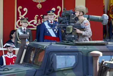Los Reyes don Felipe y doña Letizia presidieron este lunes 12 de octubre el acto con motivo de la Fiesta Nacional en el que participaron 4.400 militares en el centro de la capital.