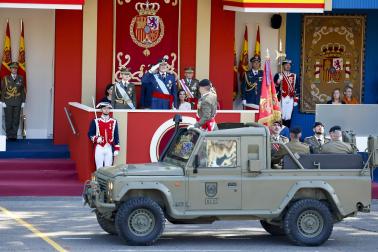 Los Reyes don Felipe y doña Letizia presidieron este lunes 12 de octubre el acto con motivo de la Fiesta Nacional en el que participaron 4.400 militares en el centro de la capital.