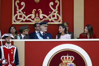 Los Reyes don Felipe y doña Letizia presidieron este lunes 12 de octubre el acto con motivo de la Fiesta Nacional en el que participaron 4.400 militares en el centro de la capital.