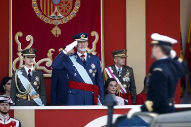 Los Reyes don Felipe y doña Letizia presidieron este lunes 12 de octubre el acto con motivo de la Fiesta Nacional en el que participaron 4.400 militares en el centro de la capital.