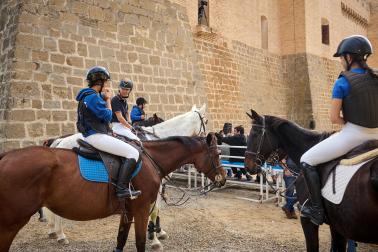 Marcilla acogió este lunes, 12 de octubre, la Feria del Caballo Benito Aguerri en una jornada soleada donde se dieron cita exhibiciones ecuestres y los puestos de alimentación