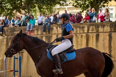 Marcilla acogió este lunes, 12 de octubre, la Feria del Caballo Benito Aguerri en una jornada soleada donde se dieron cita exhibiciones ecuestres y los puestos de alimentación
