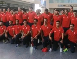 Los integrantes de la selección española de pelota posan en el aeropuerto de Noáin antes de coger el avión