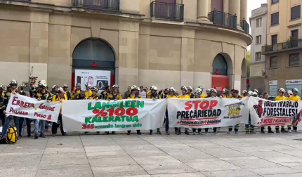 Más de un centenar de bomberos forestales se han concentrado este martes, 13 de octubre, frente al Palacio de Navarra