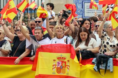CEUTA, 13/10/2026.- Ambiente en las calles de Ceuta a la espera de la llegada de los reyes, este martes. Los reyes han aterrizado este martes en el helipuerto de Ceuta donde a las 12:30 comenzarán su agenda de actos de esta visita histórica, la primera que realizan a la ciudad, para expresar su apoyo a los ceutíes tras la entrada masiva de migrantes a finales del pasado mes de julio. EFE/Chema Moya