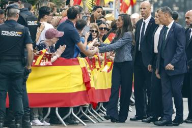 CEUTA, 13/10/2026.- La reina Letizia (4d) saluda a la multitud que espera su llegada ante el Ayuntamiento de CEuta, este martes. Los reyes han aterrizado este martes en el helipuerto de Ceuta donde a las 12:30 comenzarán su agenda de actos de esta visita histórica, la primera que realizan a la ciudad, para expresar su apoyo a los ceutíes tras la entrada masiva de migrantes a finales del pasado mes de julio. EFE/Chema Moya