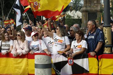 CEUTA, 13/10/2026.- Ambiente en las calles de Ceuta horas antes de la visita de los reyes a Ceuta, este martes. Varios grupos de ciudadanos ya aguardan a las puertas del Ayuntamiento de Ceuta la llegada de los reyes, prevista para las 12:30 horas de este martes, con la intención de estar lo más cerca posible de Felipe VI y Letizia. EFE/Chema Moya