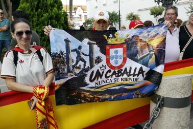 CEUTA, 13/10/2026.- Ambiente en las calles de Ceuta horas antes de la visita de los reyes a Ceuta, este martes. Varios grupos de ciudadanos ya aguardan a las puertas del Ayuntamiento de Ceuta la llegada de los reyes, prevista para las 12:30 horas de este martes, con la intención de estar lo más cerca posible de Felipe VI y Letizia. EFE/Chema Moya