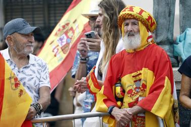 CEUTA, 13/10/2026.- Varios grupos de ciudadanos ya aguardan a las puertas del Ayuntamiento de Ceuta la llegada de los reyes, prevista para las 12:30 horas de este martes, con la intención de estar lo más cerca posible de Felipe VI y Letizia. EFE/Chema Moya