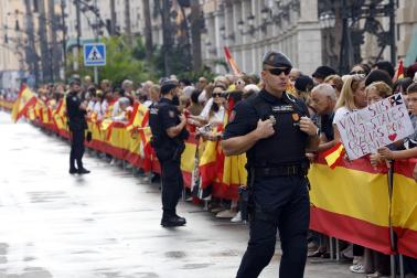CEUTA, 13/10/2026.- Varios grupos de ciudadanos ya aguardan a las puertas del Ayuntamiento de Ceuta la llegada de los reyes, prevista para las 12:30 horas de este martes, con la intención de estar lo más cerca posible de Felipe VI y Letizia. EFE/Chema Moya