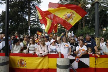 CEUTA, 13/10/2026.- Varios grupos de ciudadanos ya aguardan a las puertas del Ayuntamiento de Ceuta la llegada de los reyes, prevista para las 12:30 horas de este martes, con la intención de estar lo más cerca posible de Felipe VI y Letizia. EFE/Chema Moya